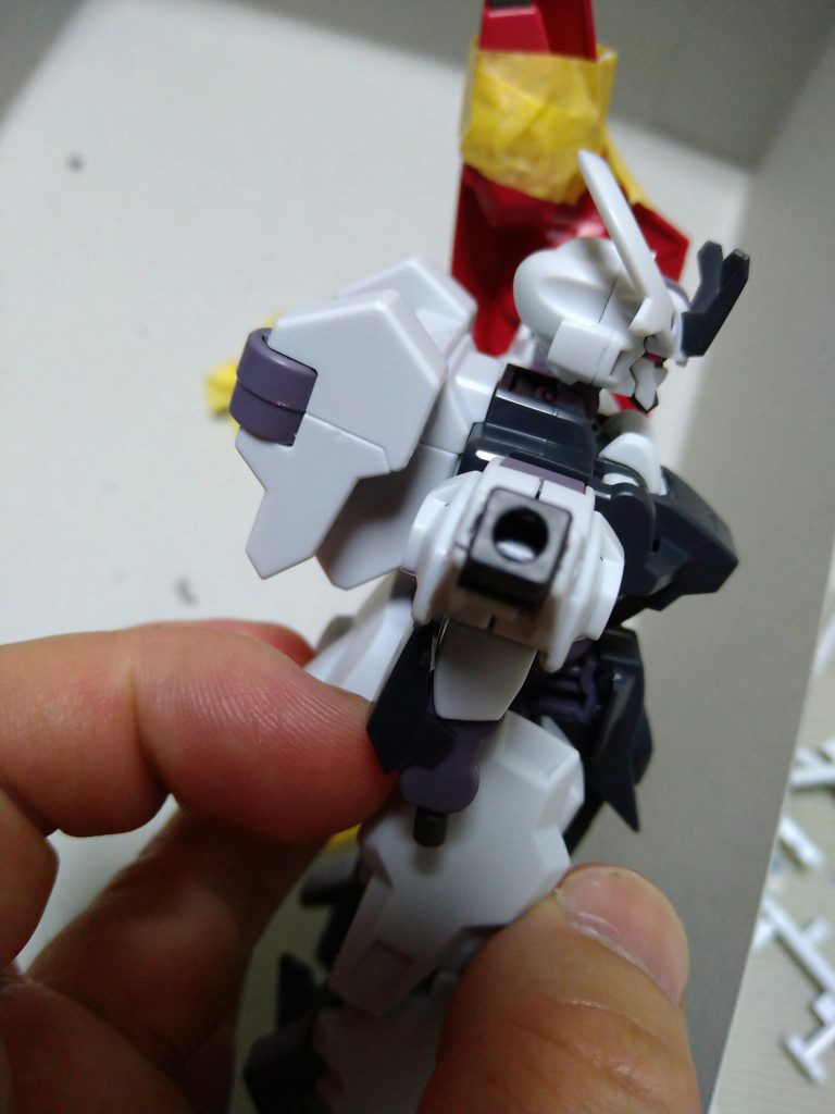 仮組み2。アンビカーシールドを装着させる為にピンバイス使って組み込みましたが、ピン空ける時にズレたのかアンビカー着けたら位置が落ちるのでなくなくパテと接着剤で固定しました(泣)