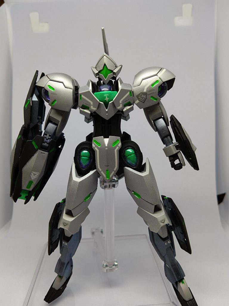 サイバー感を出したくてシルバーに合うかわかりませんがサーベルに合わせて蛍光グリーンで合わせてみました。