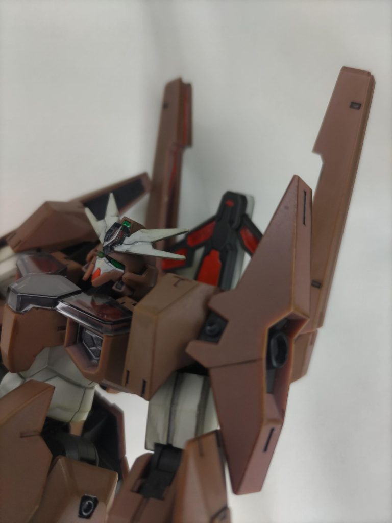 そんな経緯のルブリスソーン、自身初の水星キット完成ですが仮組みしただけのエアリアルといいスタイル本当にいいですね。ルブリスウルもいつか手を出してみたくなりました…積みをこれ以上増やせないので、本当にいつかですけど。 余談、撮影中に腹に塗り忘れがあるのを発見、その部分が見えないように飾ることを決意。