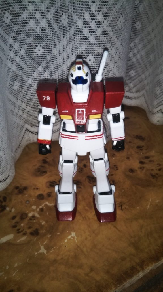 　マーキングです。　全身の赤いラインは、当初デカールを買ってくる予定でしたが、赤いラインデカールというのが意外と売っておらず、仕方なくマスキングテープを使って面相筆で描き込むことにしました（写真の頭部と右腕は、まだマスキングテープをはがしていません）。　ご覧の通りマスキングしただけではラインがガタガタなので、この後面相筆で赤や白を塗装し、微調整しました。