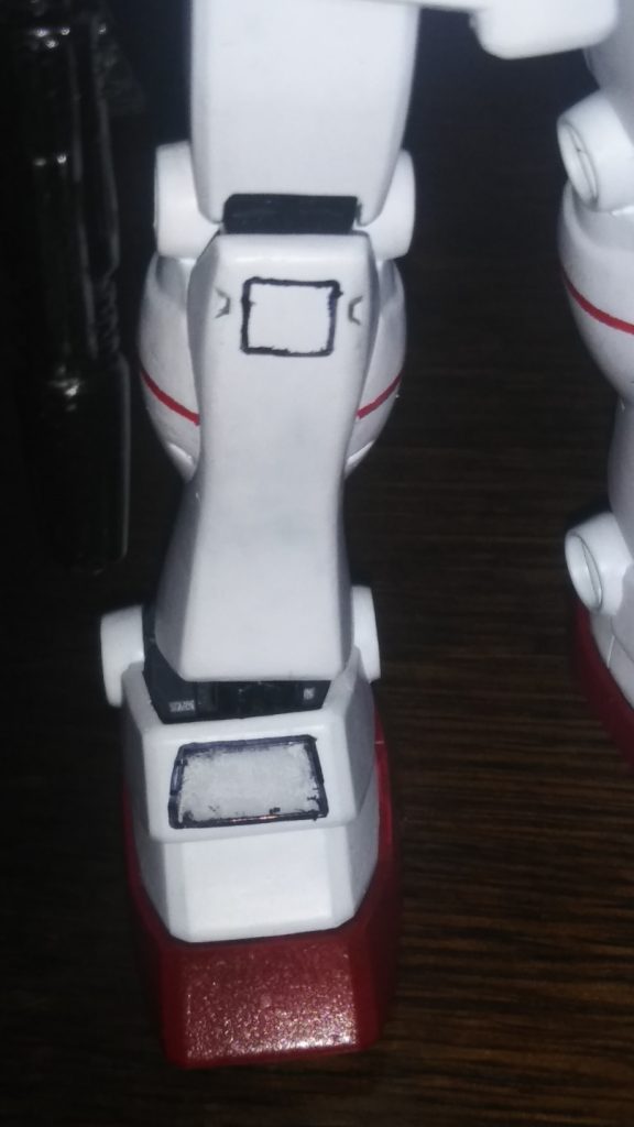 　脚部のラインマーキングです。　赤いラインをマスキングで描いたあと、「黒いラインデカールを貼るより、こっちの方がかえって手間が少ないのでは・・・？」と考え、スジボリ用のガイドテープ（薄い透明プラ板に両面テープが貼ってあるような道具）をキットに貼りつけ、スミ入れペンでマーキングしました。　無論この後、下地のツヤ消し白などでリタッチはしましたが、なかなかうまくいったと自分では思っています。