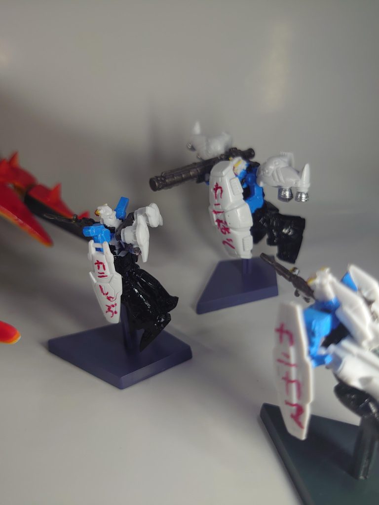 ケリィ「むっ！？あれは連邦の蟹工船のMSか！」ウラキ「僕はっ！貴方とは闘いたくないんだっ！」ケリィ「甘いぞウラキ。闘いに状況など選べは…って大尉！？なぜそっちに？」ガトー「再びディナーの理想を掲げるために、かに鍋成就のためにっ！オホーツクよ！私は帰って来たぁぁぁっ！」ケリィ「いや、何言っちゃってんの！！」