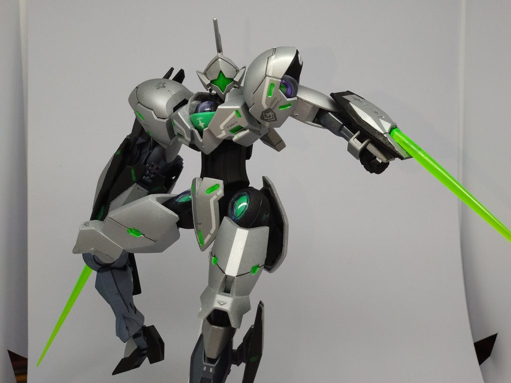 サーベルを装着するとこんな感じです。塗りムラが酷く、正直アップするのも恥ずかしいレベルなんですがガンプラは自由。つまり失敗作など無い。と言い聞かせ作品歴に残す為に上げました。