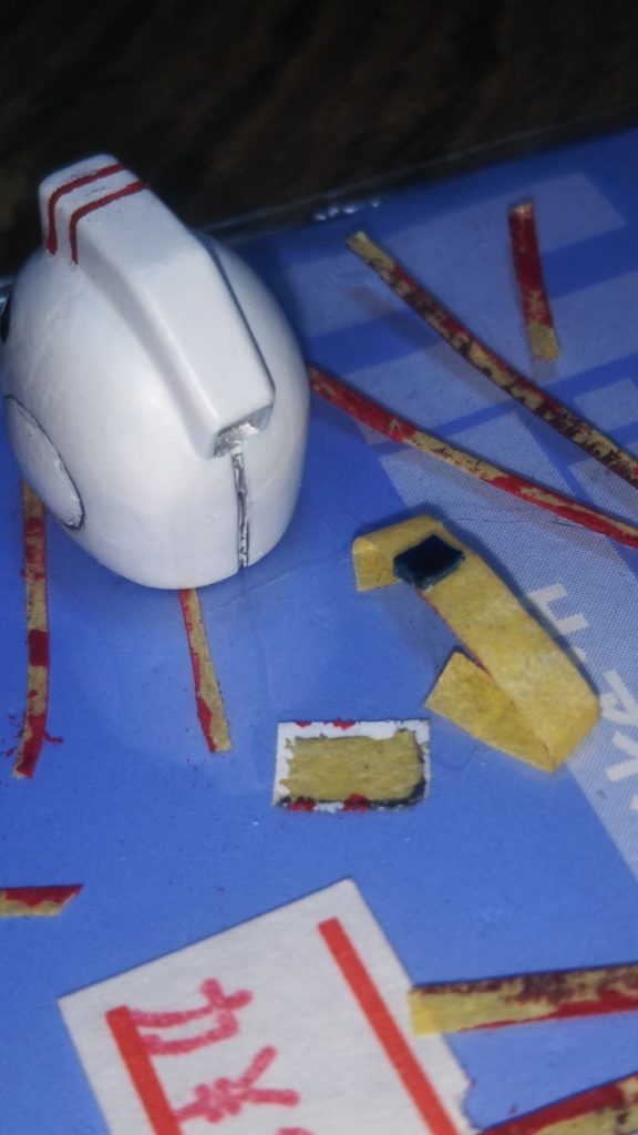 　リアカメラです。　こちらはそもそもパーツが存在しないので、先ほど紹介した正面の頭部カメラが付いていたランナーから切り出した部品をクリアーブルーで塗装し、銀色で塗装した後頭部のカメラに接着しました。　塗装はともかく、このサイズのパーツを、しかもムダに固いクリアパーツのランナーから切り出すのは、なかなかに骨が折れました・・・。