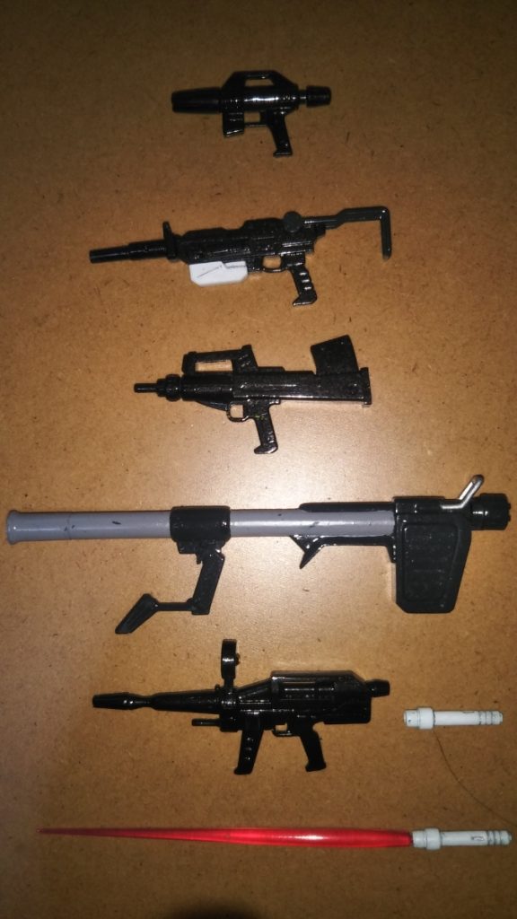 　武装一式です。　上から順番に・ビーム・スプレーガン・100mmマシンガン・ブルパップ・マシンガン・ハイパー・バズーカ・ビームライフル・ビームサーベルビームライフルとハイパー・バズーカはHGUCのガンダムから流用しました。　ちなみに、基本的にどの武装も塗装は銃鉄色（黒鉄色にツヤ有り黒を混ぜた色）です。
