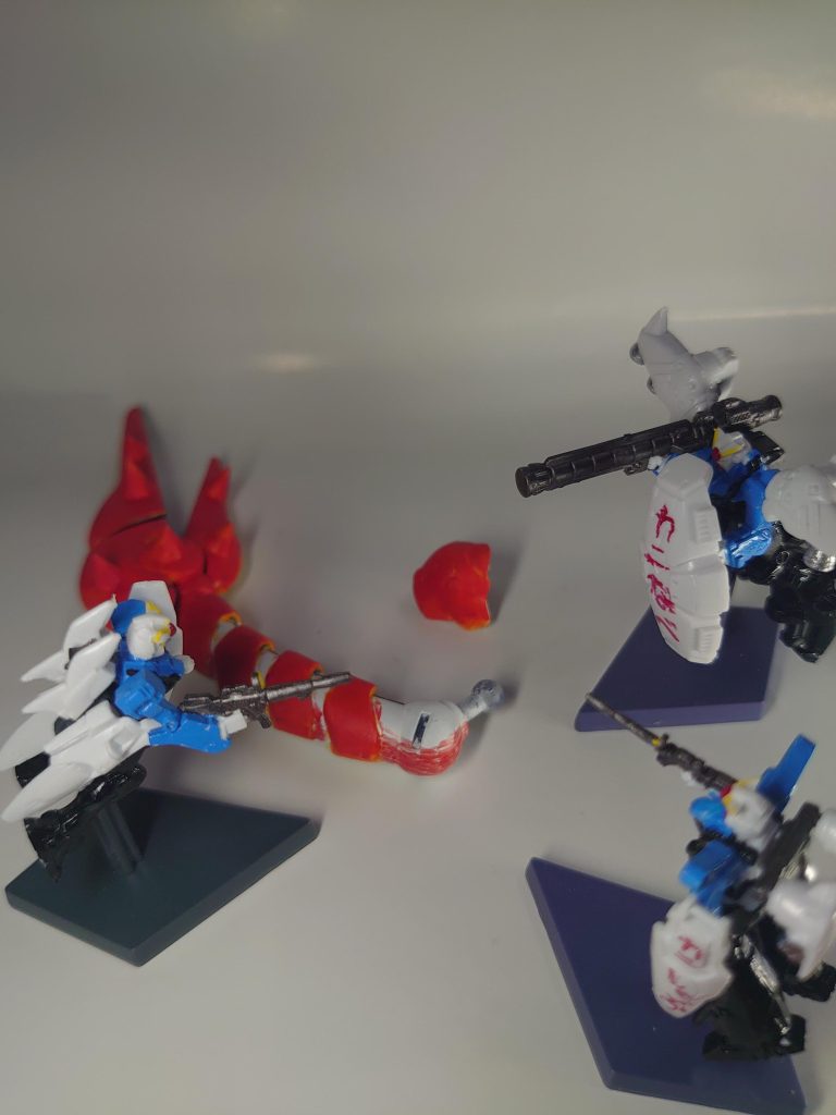 ニナ「ちゃんと殻の下は身になってるのね！」ガトー「右手は生でいけたが、今度はこいつで炙るか？」ウラキ「満足だろうなガトー、でもそいつは右手を喰われた俺にとって屈辱なんだっ！」なんてお遊びをしてしまいました！ミニガンダム達は漁師さんカラーで適当に塗っておしまい。ヴァル・ヴァロはホワイトを下地に塗って、クリアイエロー→クリアオレンジ→クリアレッドで重ね塗りしていきました。半つやのコーティングの方が良かったかな？見ていただきありがとうございました！