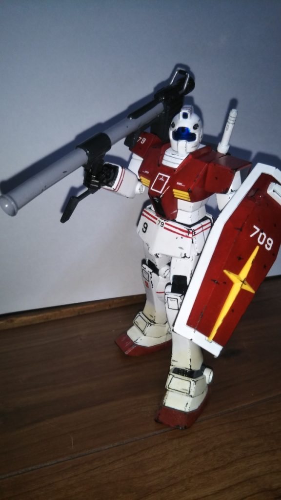 　ハイパー・バズーカ装備です。　こちらの武装は、３、４年ほど前に投稿したジム・スナイパーカスタムに装備してあるものと同じニュートラルグレーとミッドナイトブルーで塗装したモノになります。　写真だと何とかごまかせていますが、意外と構えさせるのがきついです・・・。