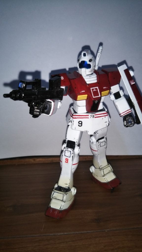 　ブルパップ・マシンガン装備です。　各種ゲームのほか、映像作品だとMSイグルーでもこちらの武器を装備したジムが登場していましたね。