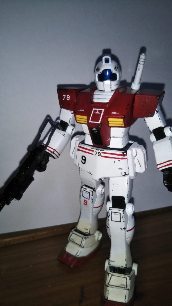 　100mmマシンガン＆予備弾倉装備です。　予備弾倉付のサイドアーマーは、旧HGの陸戦型ジムから流用しました。　ただしこちらのキット、予備マガジンにナナメ一本線のディテールが入っていなかったので、カッターか何かでスジボリを入れ、シャープペンでスミ入れをしました。