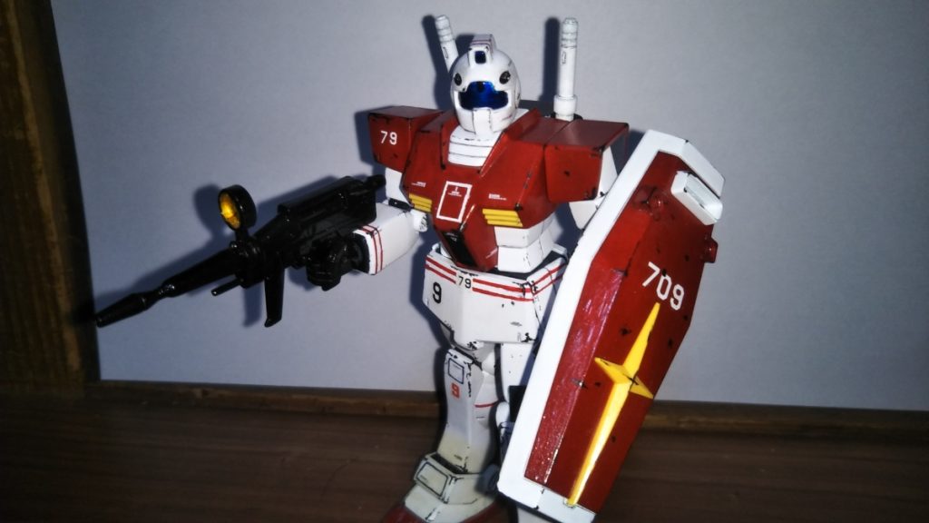 　ビームライフル装備です。　ジャブローでシャア専用ズゴックにハートを（物理的に）貫かれたジムが一瞬装備していたので、今回の投稿に合わせて塗装し、ジムに持たせてみました。「貴重なビームライフルを装備していたジムなら、きっとエースパイロットか指揮官機だろう」と思ったので、バックパックも指揮官機のモノに換装してあります。