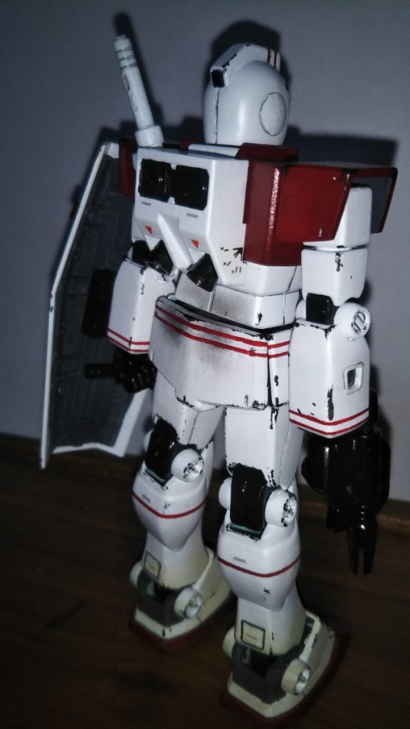 　リアビューその２です。　先ほども少し述べましたが、このHGUCジムのキットはライトアーマーやスナイパーカスタムのベースにするために複数買いしたので、それらの作品に使わなかったバックパックがいくつか余っていました。　それらを再利用し、差し替えでアニメ版（あるいは旧キット「リアルタイプ・ジム」版）のバックパックも再現できるようになっています。