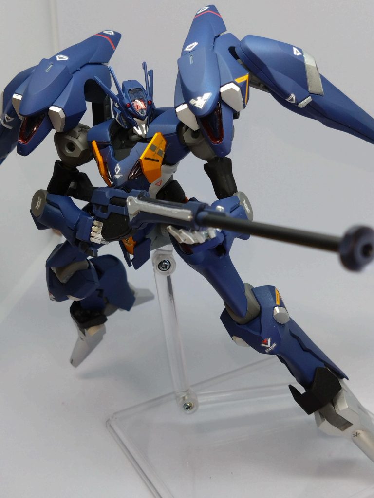 最期に箱絵のポーズで。ライフルを脇に挟んで撮るのが難しい。これまでガンダムマーカーエアブラシで塗装してきて、カラバリに限界が来た事で水性ホビーカラーを使用しました。うーん全然違う!乾燥の速さ、塗膜の強さ。何より色の多さ。溶剤の配分とか臭い、面倒くささはあるもののこれは今後を考える結果に。でもマーカーは楽だなぁ〜。最後までご覧頂きありがとうございました!