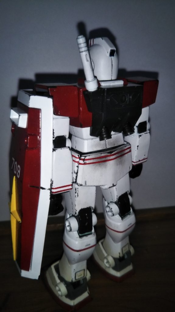 　リアビューその１です。　バックパックは、旧キット「リアルタイプ・ジム」やこのキット（HGUCジム）では本体と同じ白ですが、私の好みでミッドナイトブルーで塗装しました。　バックパックの下にはスス汚れを表現するために黒の、足元は砂埃での汚れを再現するために黄土色のパステルを削った粉を、それぞれ平筆ではたいてウェザリングをしました。