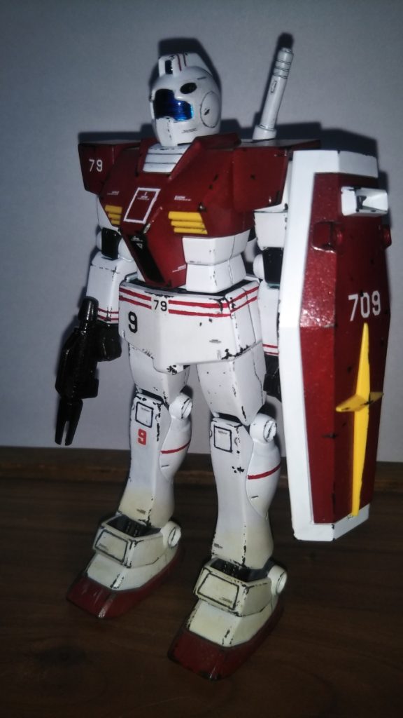 　正面素立ちです。　今回使用したキットはＨＧＵＣのジムです。　実はこのジム、以前投稿したジム・コマンドライトアーマーやジム・スナイパーカスタムを製作するベースにするため、大学生の頃にヨ〇バシカメラで4つほど購入しました。　しかし、実はノーマルのジムはこれまで１体も作ったことがなかったので、今回は原点回帰の意味も込めて、全くカスタマイズされていないノーマルなジムとして製作しました。　ただし、さすがにそのままでは面白みがない、そして何より個人的な好みもあり、旧キット「リアルタイプ・ジム」をイメージしたカラーリングとマーキングで仕上げてみました。　基本塗装はツヤ消し白、赤にツヤ有り黒を混ぜた暗い赤です（いずれも水性ホビーカラー）。　関節などはミッドナイトブルーと黒鉄色、黄色はキットの成形色そのままです。　赤と黄色の部分にツヤ消しスプレーでトップコートを吹き、黒鉄色でウェザリングを施してみました。　ちなみに、スミ入れはいつも通りシャープペンを使用しています。