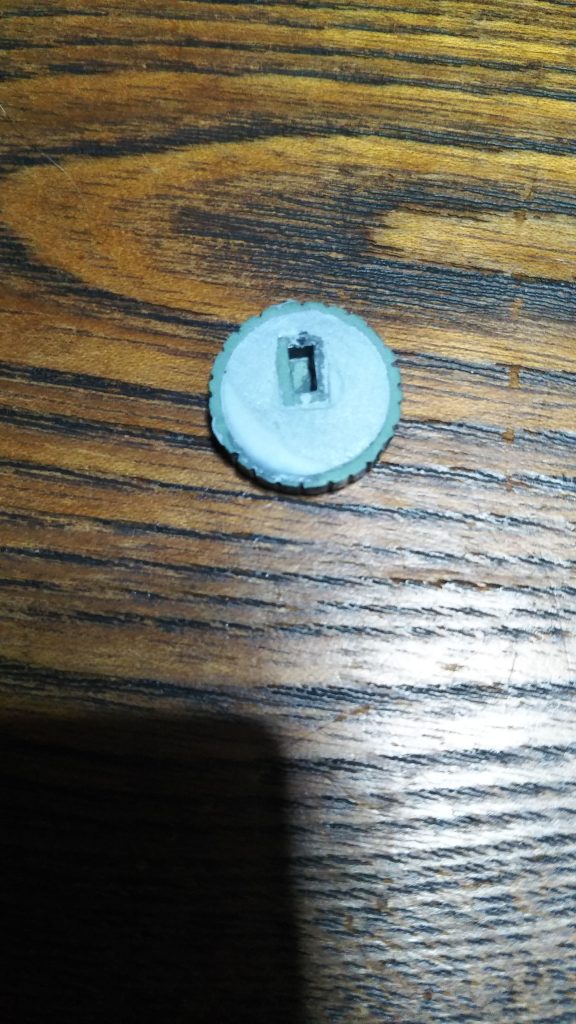 　ザクマシンガンのマガジン裏です。　こちらは肉抜きされておりスカスカだったので、プラ板とパテで埋めてあります。