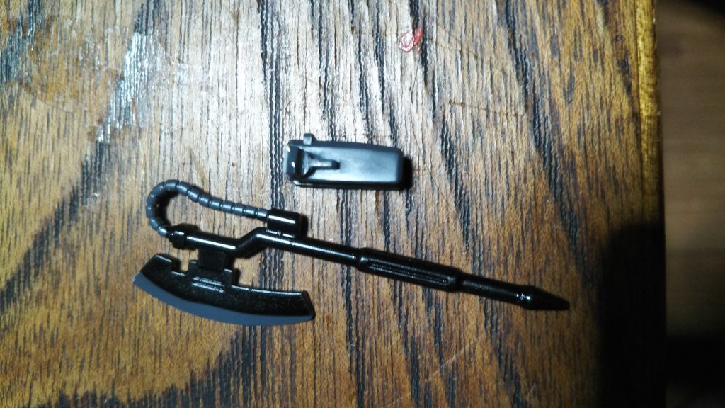 　ヒートホーク装備用ラッチです。　旧HGUCのザクは丸い穴にラッチを差し込む方式ですが、この高機動型ザクは小さい長方形のラッチ穴になっているのでデザインナイフやヤスリで削って形状を変更しました。