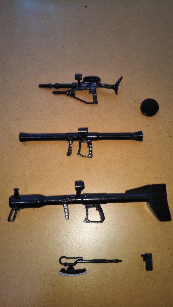 　武装一式です。　上から順番に・ザクマシンガン＆予備弾倉・ザクバズーカ・ジャイアント・バズ・ヒートホーク＆装備用ラッチザクマシンガン、ザクバスーカおよびヒートホークと装備用ラッチは旧HGUCの量産型ザクから流用しました。　このキットにもこれらの武装は付属するのですが、デザインや細かなディテールが気に入らず古いキットから持ってきました。　予備弾倉はHGUCのザクⅡ F2型から流用してあります。　ちなみに、塗装は全て銃鉄色（黒鉄色にツヤ有り黒を混ぜた色）です。
