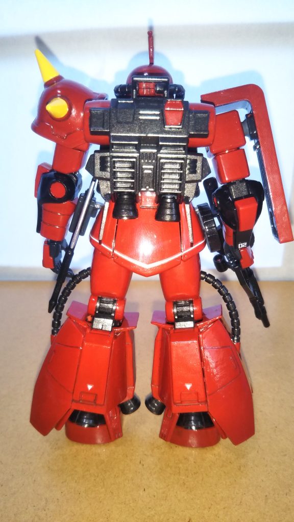 　リアビューです。　バックパックは旧キットMSVを意識して黒鉄色、プロペラントタンクは本体と同じツヤ有り赤で塗装しました。　ここのプロペラントタンクも登場する媒体やキット、作例によって、赤だったりバックパックと同じ色だったりと設定が曖昧ですが、私はここは赤い方が好みですね。