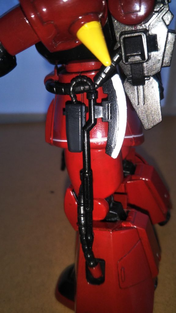 　ヒートホーク装備です。　キットに付属するヒートホークはナナメに装着するようなデザインになっているのですが、私としてはこれがどうしても受け入れられず、HGUCのヒートホーク用ラッチを加工してまっすぐ装備できるようにしました。　また、ヒートホークは薄紫色で塗装されたモノが多いのですが（キットの説明書でも、そのような色で塗料が指定されていました）、ジョニー・ライデンのザクにあの紫色のヒートホークは似合わないと感じたので、旧キットMSVと同じメタル系の塗装（ちなみにザクマシンガン等と同じ銃鉄色です）を施しました。