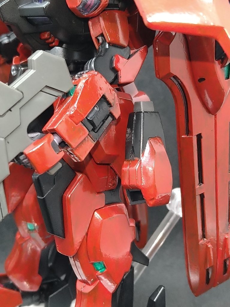 両腕、両足、防御用ガーディアン、後は写ってないですが、胸部とバックパックと後ろ腰のリアスカートの一部にとツインアイにガンダムマーカーのメタグリーンを塗りました。