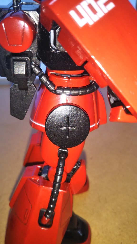 　予備弾倉です。　キットにもザクマシンガンの予備弾倉が付属するのですが、真ん中の十字ディテールがそのまま肉抜きされているという有り得ないデザインだったので、HGUCのザクⅡ F2型から流用しました。