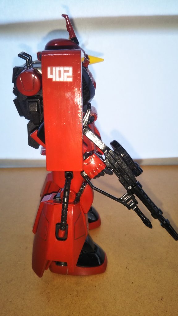 　サイドビューです。　マーキングはキットに付属するシールを、基本的に説明書の指定通りに張り付けました。　左肘のユニコーンのマークですが、実は最初に貼ったときに微妙に斜めにズレてしまい、予備として入っていたもう１枚のシールを貼り直しました。　私は普段、基本的にマーキングはデカールを使用することが多いのですが、シールは一発で貼る位置を決めてしまわないといけないのでデカールより神経を使いましたよ（デカールなら乾くまでピンセットなどでの微調整ができるのですが）・・・。