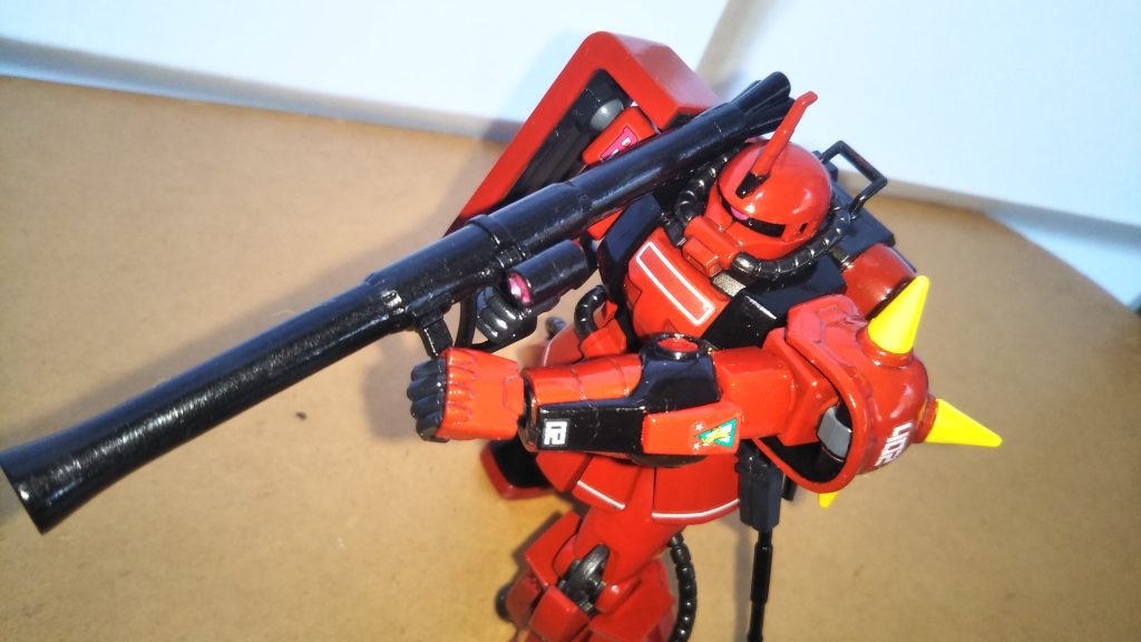 　ザクバスーカ装備です。　こちらのバズーカもキットに付属するモノは、どう見てもザクＦ２型などが装備する中期型のザクバスーカだったので、旧HGUCのザクから流用しました。　やはり高機動型ザクにはバズーカが似合いますね。