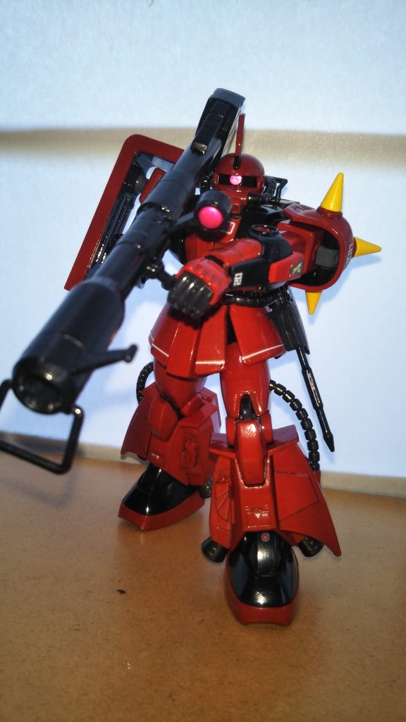 　ジャイアント・バズ装備です。　ジョニー・ライデンの高機動型ザクといえばこの武装ですね。　キットに付属する武装で、これだけは文句なしの出来だったのでそのまま塗装して使用しています。　スコープはクリアパーツではありませんでしたが、下地を銀色で塗装した上からマッキーのピンクで塗ったらかなり見栄えは良くなりました（ザクバズーカやマシンガンのスコープ、モノアイも同じ手法で塗装してあります。）