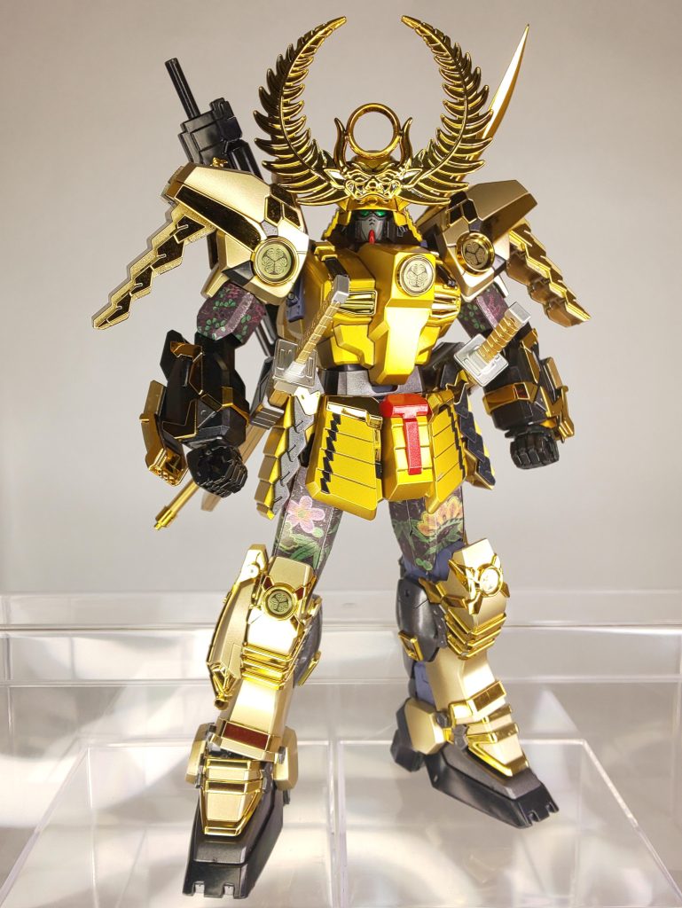 元キットからメッキが眩しいキットですが、金陀美具足で更に眩しくなってます。更にSDガンダムから漆黒の鎧の頭飾りを付けてるので、神々しく見えてると自画自賛しております。とても良いキットなのですが、手の接続がちと緩かった。武器を持たせるのには注意が必要でした。