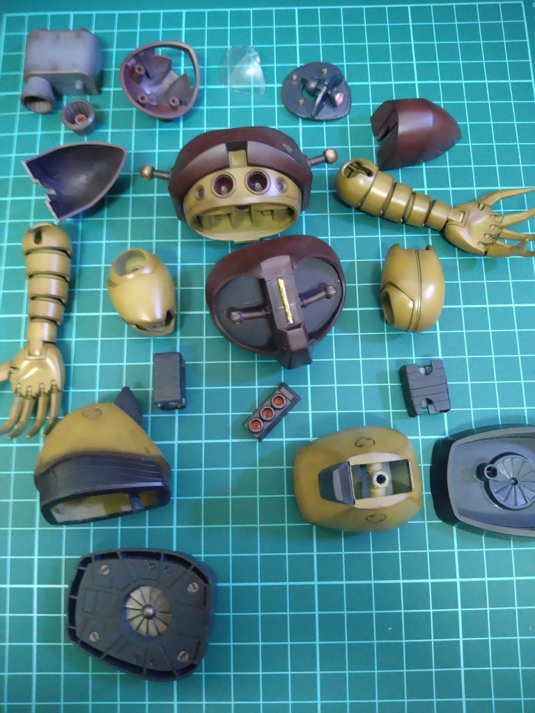 モノアイは、以前投稿させて頂いた〘シャア専用ズゴック〙同様ボールジョイントに　バーニアくっつけて、その中にキラキラテープ貼って、レジンで仕上げております😚モノアイカバーも同じく0.5㍉のクリアの塩ビ板でのヒートプレスで作りました!😁〘ヒザパーツ〙は、〘スネパーツ?〙のディテールと同じ様な見た目にしたいと思い、まずプラバン貼りますのでその厚み分位パーツを削ってから0.2㍉のプラペーパー貼り付けてそれっぽく…😚ゴムっぽく見せたかったので〘ラバーブラック〙を塗装しました！😚……で、〘ゴッグ〙完成でございます！😆......……………時間が無いのはわかっています😔………......………………でも何か……物足りないのです……🥺....…と言う事で、あまり時間もかからず簡単に作れる物何かないかな？🤔……と、考えた結果…〘ゴッグのエフェクトパーツ〙作ろう！😲ってなりました！😁ゴッグの〘メガ粒子砲〙の制作でございます！😚.