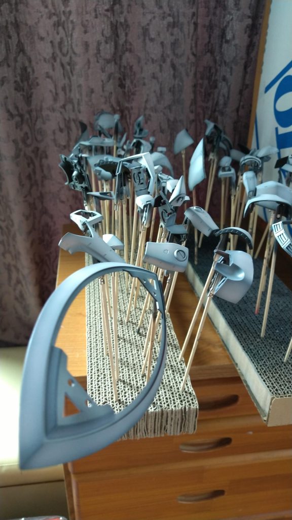 赤い部分は白サフに少し赤を混ぜて吹いています。