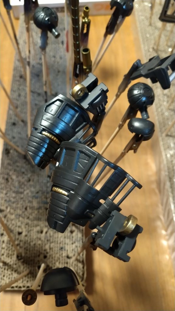 真っ黒にしてから内部を筆で部分塗装しています。見えなくなるのにネ。