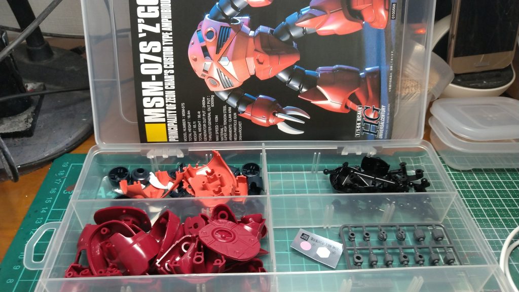 部品切り出しだけで10分かからない。これくらいのボリュームだとモチベーションが保てますね。