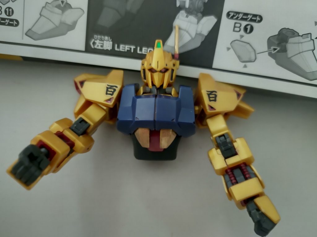 箱の中で作っています。　部品どこ行ったんだろ？てならないようにしています。