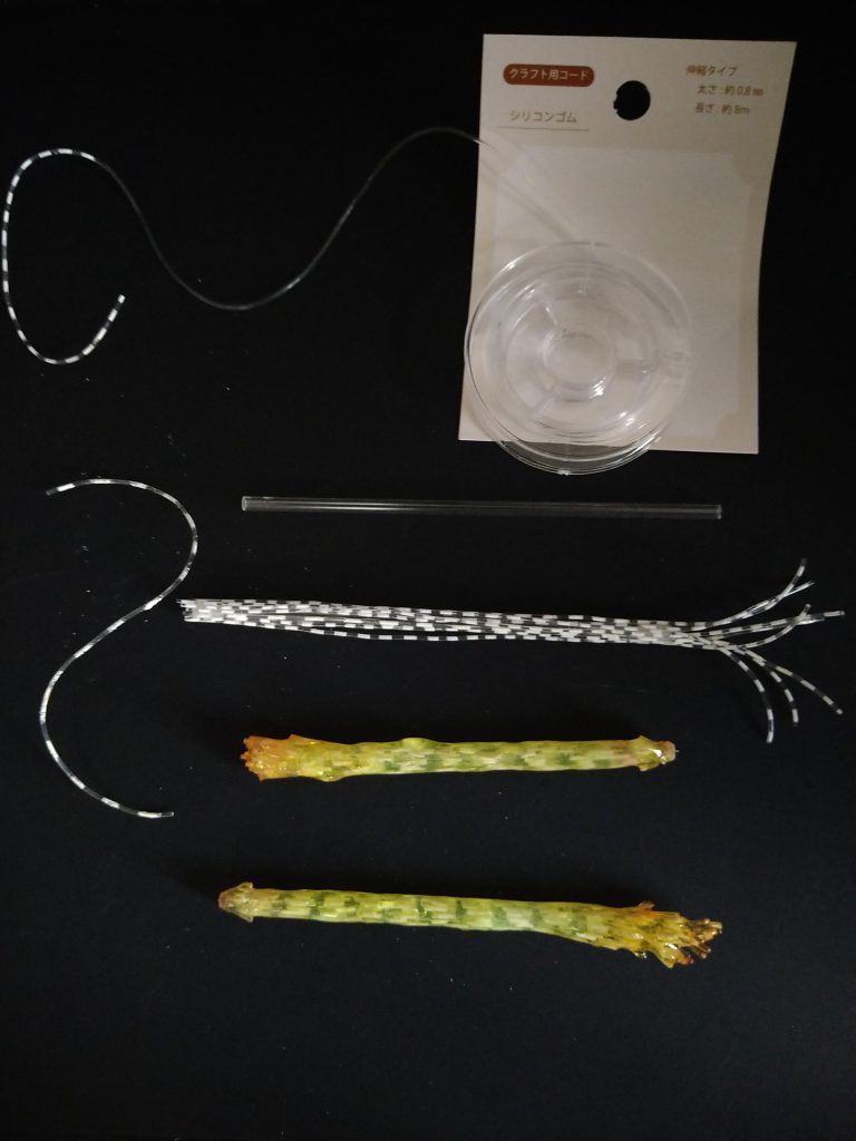 まず、テグスでも何でもよかったのですが、今回は百均に売っていたシリコンゴムに写真の様な感じで適当に白い塗料塗って(この作業が少し面倒くさかった😅)３㍉クリアの丸パイプの両端に両面テープ貼って、シリコンゴムくっつけて、レジンで固めて、最後にクリアカラー塗装して〘ゴッグ専用エフェクトパーツ😲〙　の完成でございます！😆.
