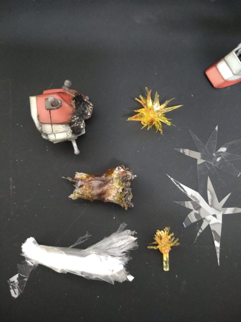 …と言う事で、〘ヤラレジム〙のエフェクトパーツも制作致しました！🤣左上にございますのが以前ご紹介させて頂きました〘ヤラレジム専用アタッチメント〙😂でございます！😁真ん中にある何か汚いのと😅その周りにあるクリアイエローに塗装してあるのが今回制作致しましたエフェクトパーツ…その名も….〘ヤラレジム専用アタッチメント専用アタッチメントォ〜😲〙…でございます…🥲ｽﾐﾏｾﾝ….制作方法は、ゴミ箱に捨ててあったプラバンの入っていた袋を筒状にぐちゃぐちゃにしてセロハンテープで留めハサミで適当に切ってレジンを塗り付けて色塗って完成でございます！🤣