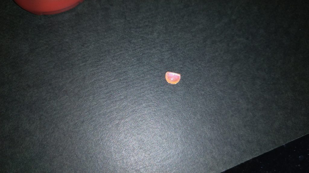 Hアイズの裏に付属の(余白部)銀シールを貼り、さらにサイズがオーバしているので一部カットしています。