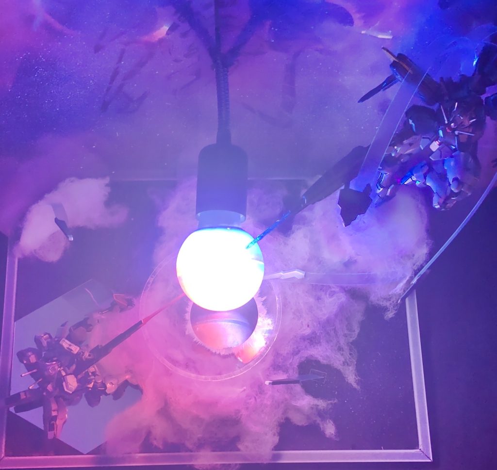 光源は真中のみです(｀･ω･´)ゞカプセルトイで囲ってます