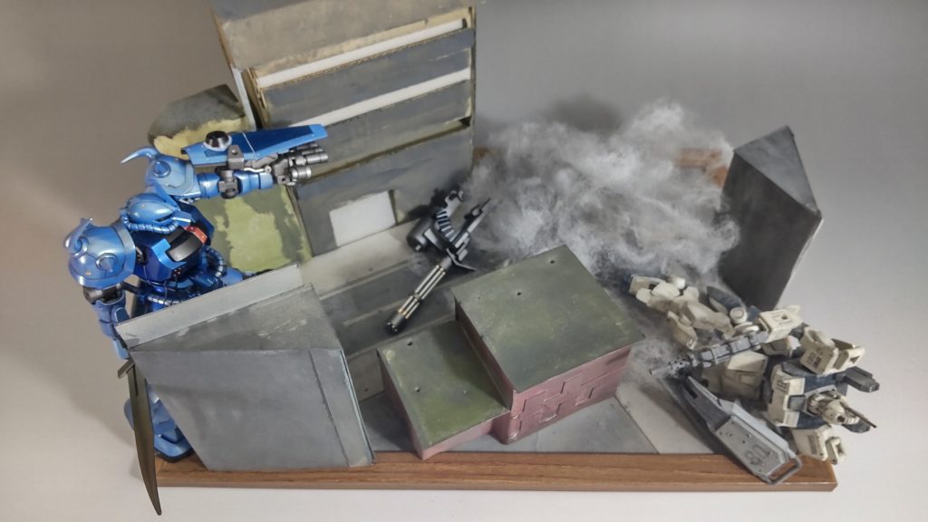 上空、建物はガンプラの箱で作りました。道路は計算して1/144を再現しました