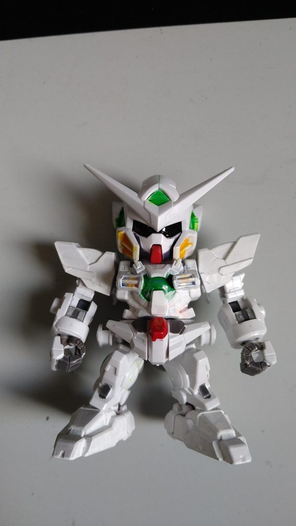 アクリジョンのベースホワイトを筆塗りし、まずは白いエクシアへ。これでもシンプルにカッコいい…