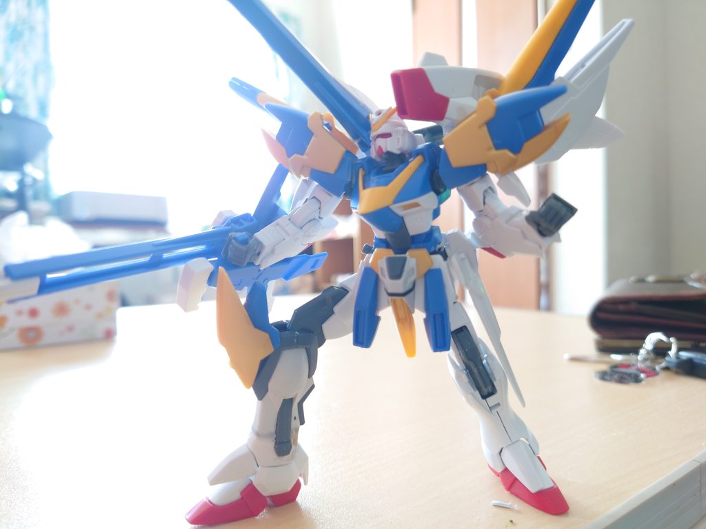 ストライクのすねの先を切ってV2のすね先を合体。膝部分はV2の膝を合わせて切って貼り付ける。取り返しのつかない作業なので非常に緊張しました。