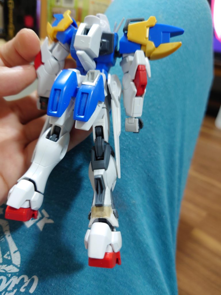 おしりのバーニアも移植。肩甲骨もストライクゆずり。足の合わせ目は切ったところにプラ板貼って、プラ板同士を合わせる技法。一番綺麗に合体できる。合わせ目に段差ができるところはパテで補強