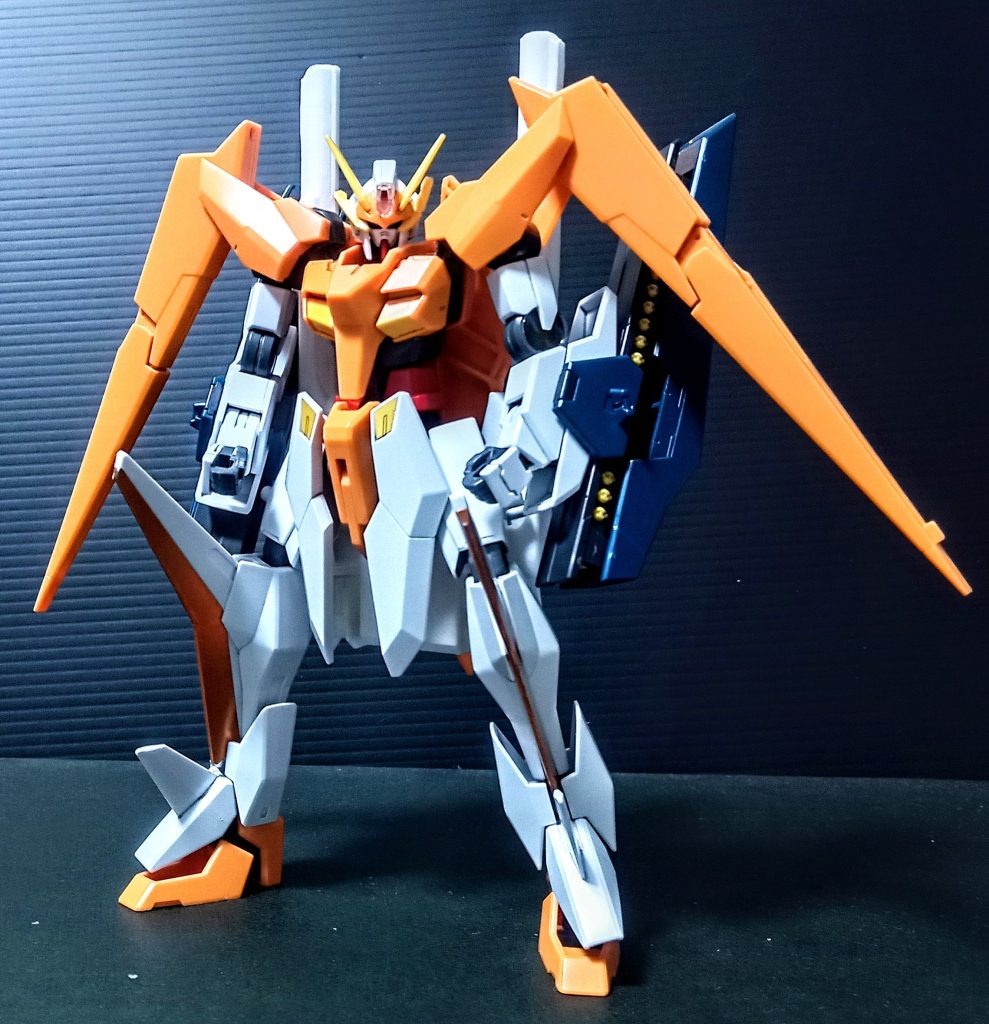 今はまだMSに変形出来ますが、この先作る追加武装を取り付けたら、前回のキュリオス同様に変形は難しいでしょうねぇ(笑）。