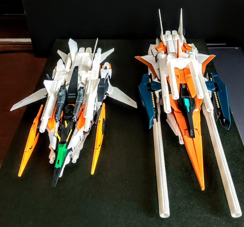 以前製作したキュリオスと。            重さはキュリオスの倍はあります。