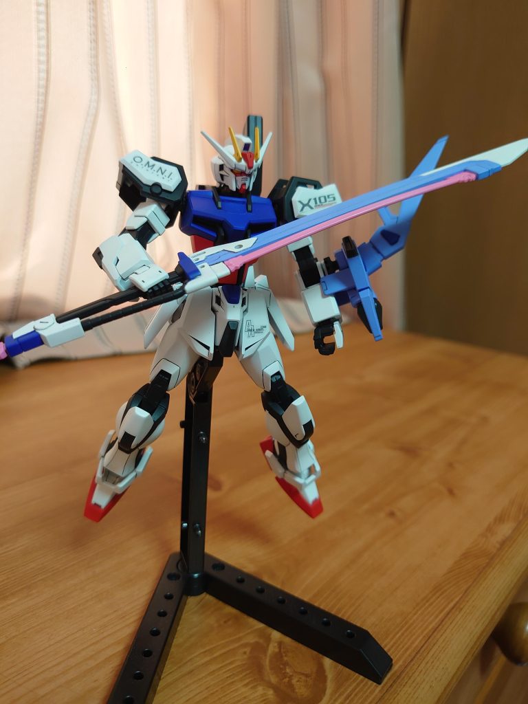 ソードストライク。肩パーツはHGCEに取り付けできるよう加工しようとして、結果壊してしまいました。ビームブーメランは盾に無理矢理取り付けました。