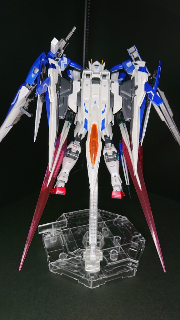 ダブルオーライザー付属のGNソードⅡのエフェクトパーツが牙みたいに突き出してます。