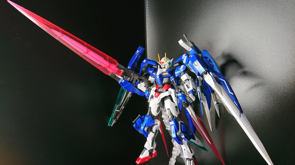 ダブルオーライザー付属のGNソードⅢのエフェクトパーツがこれまたデカい!写真にも収まりきれません。