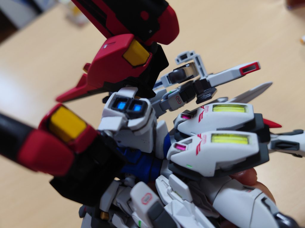 背面バーニア部分はV2の背面があまりにも貧相だったのでストライクの足のカバーを二つ合わせて見えなくしました。その上にストライクのバーニアを合わせ、横にジョイント部分を合わせることで良い形に整えました。総評ミキシング楽しい⸜( *´꒳`*)⸝デカールは食わず嫌いだった。墨入れは何色でもいいんだ(`・ω・´)ゞ!!蛍光色は下地に影響されすぎる。Twitterで良く更新してますので良かったらフォローくださいマシマシ。