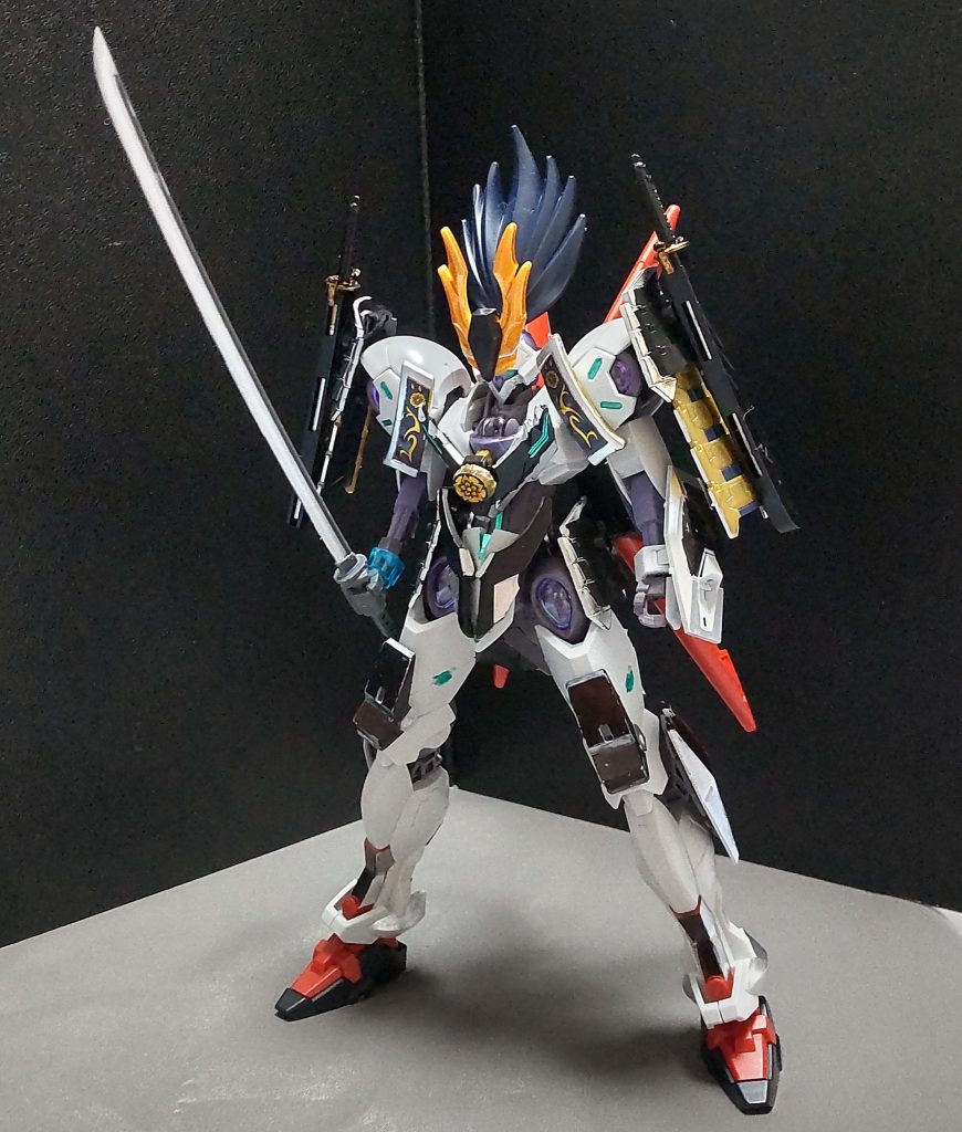 ミカエリスをベースに信長ガンダムエピオン(ダークマスク版)の装甲を肩部、胸部、腰部に付けてみました。脚部はM1アストレイのを移植しています。頭部に髷を付けて武士っぽさを出してみました。