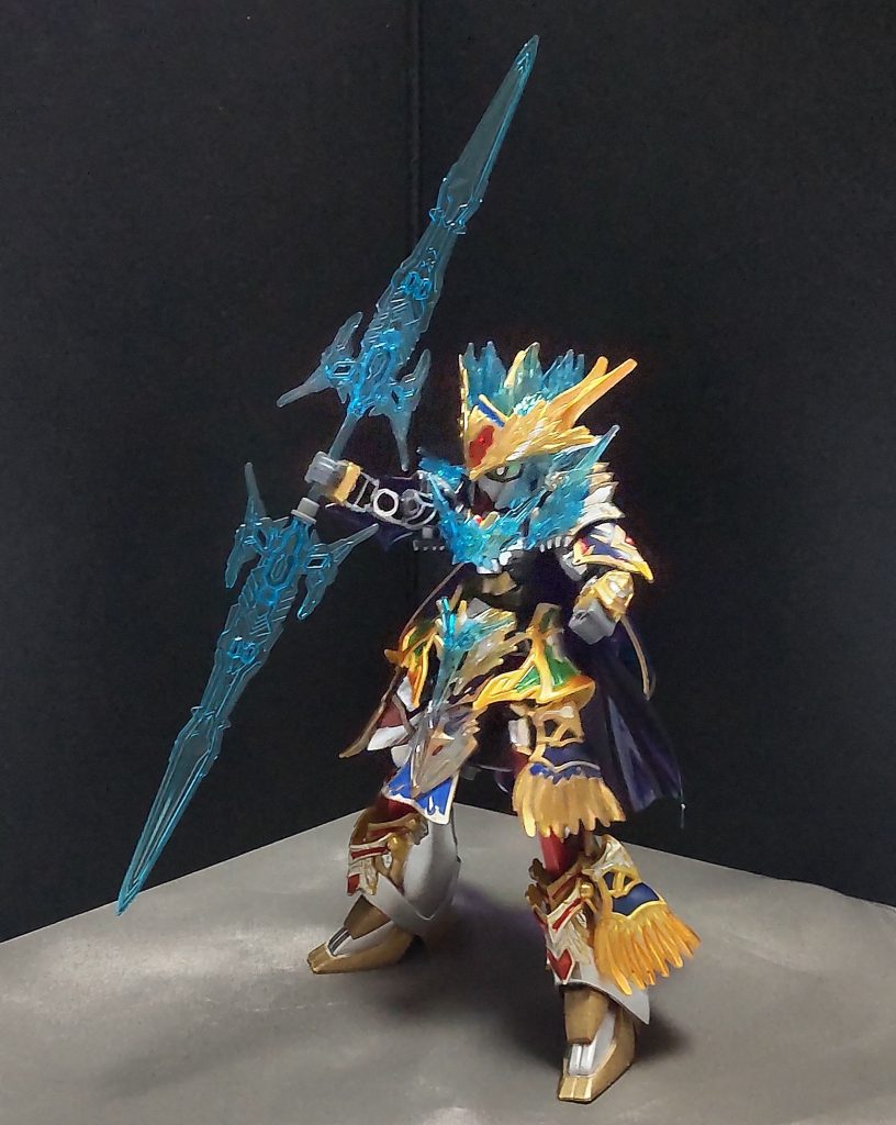 通常のSDガンダムサイズでは、こんなデカイ武器は持てないし、扱えないが、この大型SDサイズになれば違和感なく持たせられるというものです。